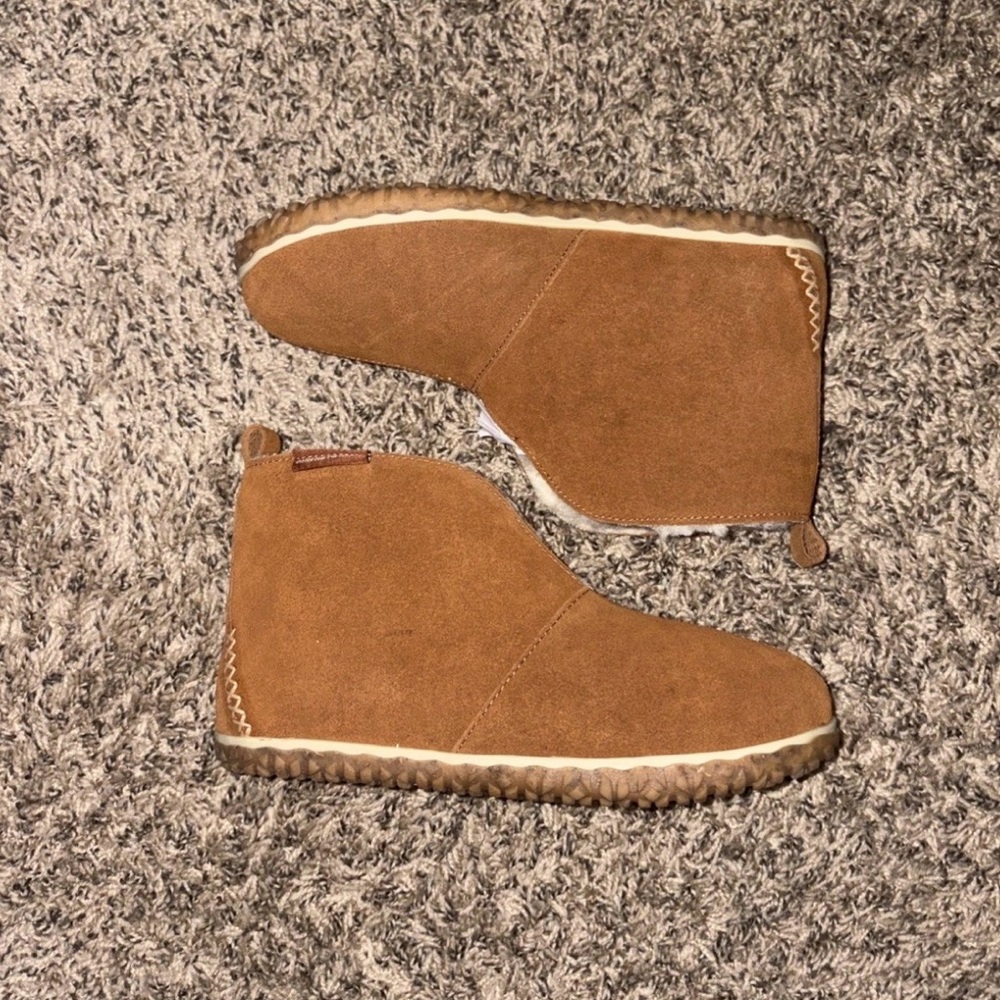 Minnetonka Women's Brown Tucson Slippers in size 7